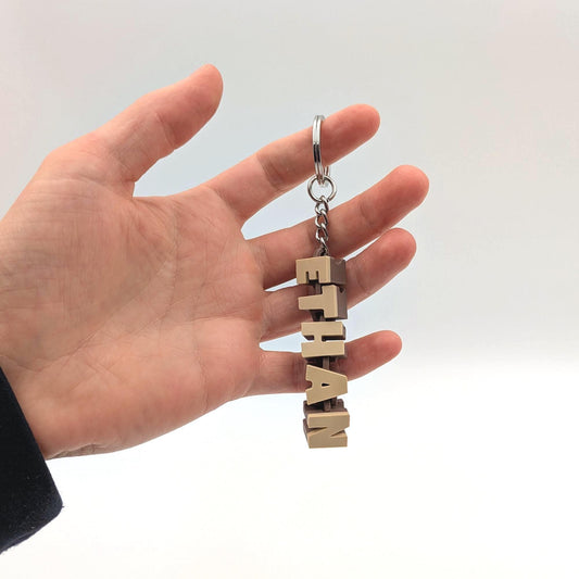 Gepersonaliseerde beweegbare naam-sleutelhanger