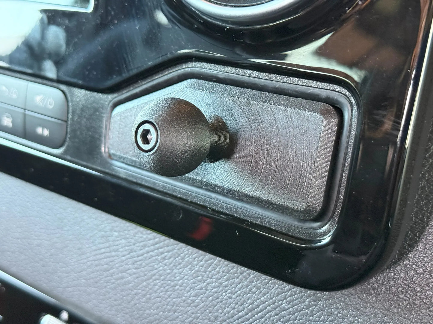Mercedes Sprinter dashboard RAM mount houder gemonteerd met bal